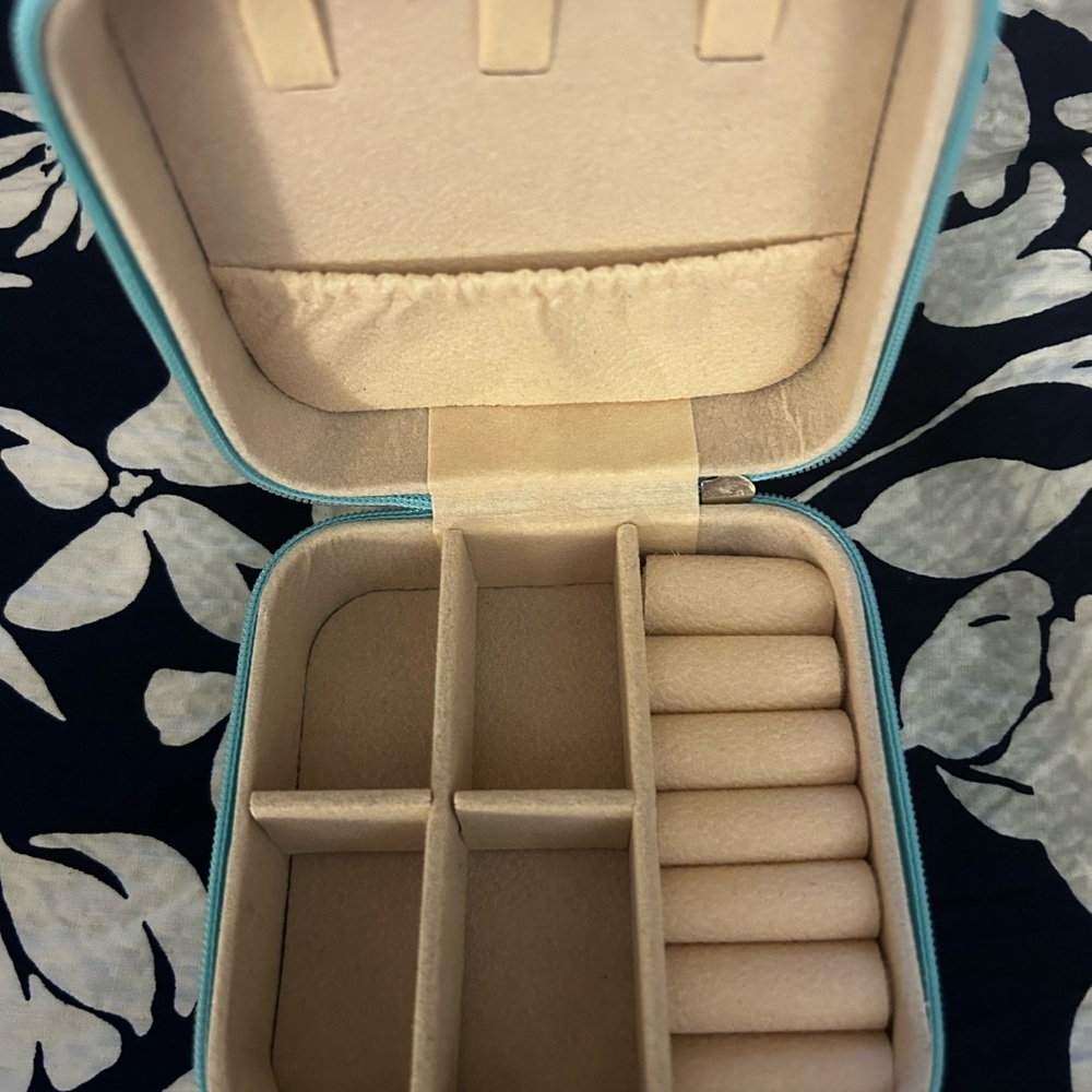 SOLD OUTTiffany blue travel Jewelry Box Free with purchase *while supplies last - Picture 4 of 6